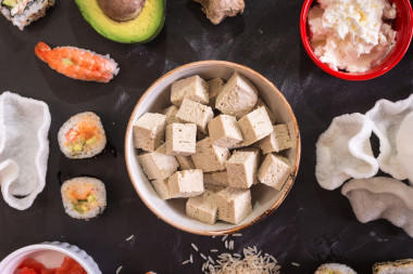 豆腐乳酪及深色背景寿司照片