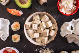 豆腐乳酪及深色背景寿司照片