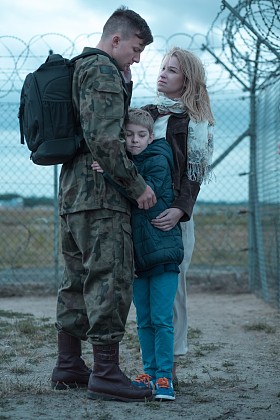 家庭和在军队中的士兵图片