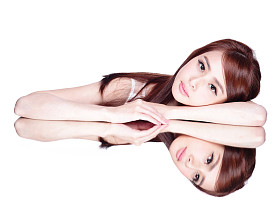 躺在镜子上的女人