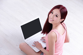 使用便携式计算机的女人照片