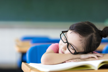小女孩睡在教室里戴着眼镜图片