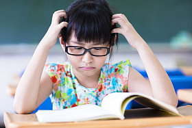 郁闷的小女孩在教室里学习图片