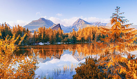 在高塔特拉山区公园湖日出。Shtrbske 萨格勒布