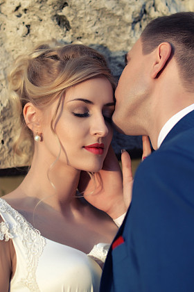 婚礼夫妇在日落图片