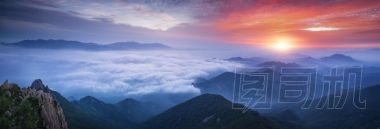 霧和云山日出圖片
