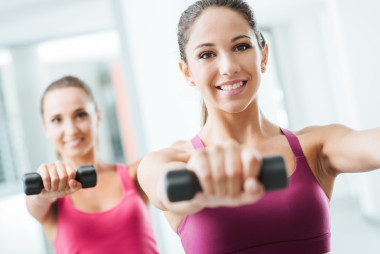 運動型的女孩在健身房舉重