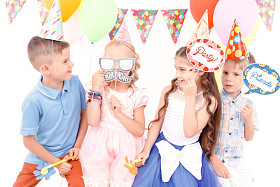 孩子们拿着生日的小标签图片