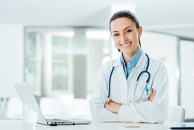 有信心在办公桌的女医生图片