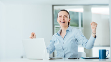 在她的辦公室的成功事業(yè)女性圖片