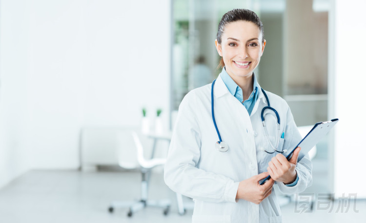 面帶笑容的女醫(yī)生抱著醫(yī)療記錄