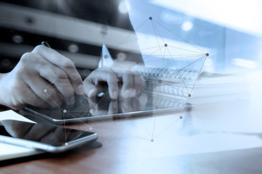 设计师手使用数字平板电脑和笔记本电脑和随记