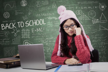 有吸引力的學(xué)生回到學(xué)校時(shí)穿了件毛衣