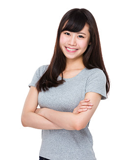 亚洲的年轻女子，穿着灰色 t 恤