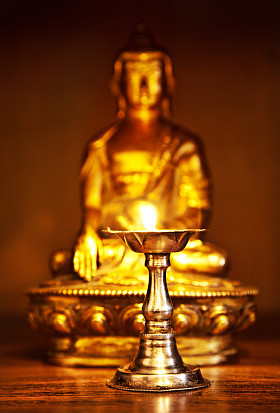 金佛与油盏灯