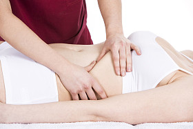 物理治疗师做横膈膜按摩至女病人