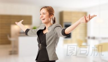 興奮的房地產(chǎn)代理或經(jīng)紀(jì)人張開雙臂擁抱
