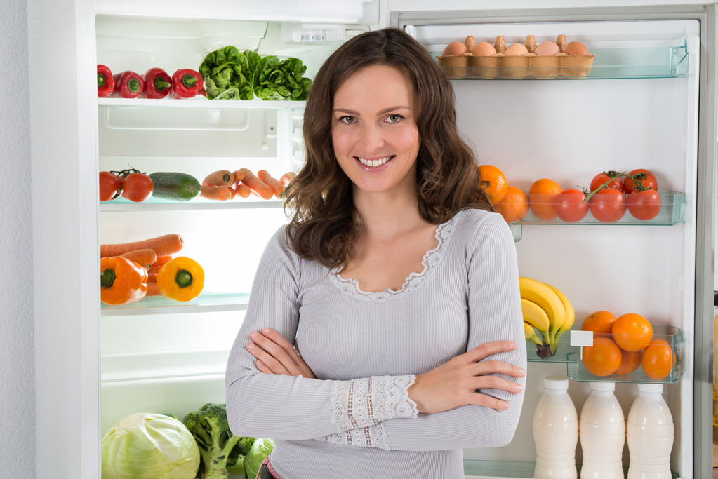 在冰箱前常规的女人图片 在冰箱前常规的女人图片