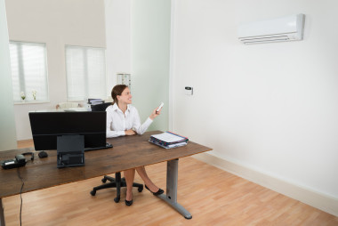 女商人經(jīng)營(yíng)辦公室空調(diào)照片