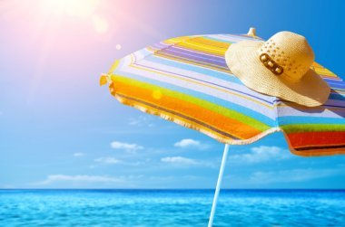 遮陽(yáng)傘和帽子