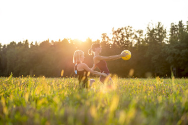 兩個(gè)年輕女人在做普拉提