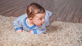 亲爱的男孩在家里图片