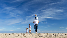 在海滩上的家庭图片
