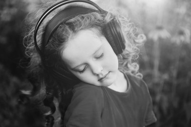 黑與白 pottrait 在 hea 上聽音樂的小女孩