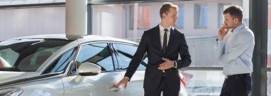 汽車經(jīng)銷商銷售昂貴的汽車