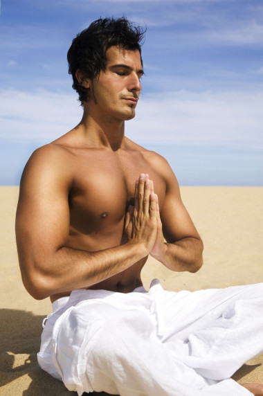 在海灘上打坐的人圖片