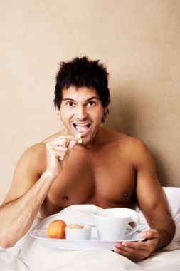 吃早餐的人照片