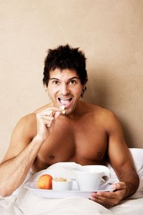 吃早餐的人照片