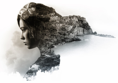 女人和視圖的 Manarola 雙曝光肖像