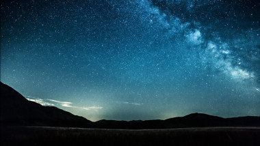 夜晚的天空與銀河系恒星對(duì)山背景
