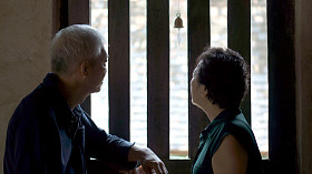 在佛教寺院里和平背景的亚洲高级