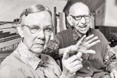 在客廳里婦女指向夫婦圖片