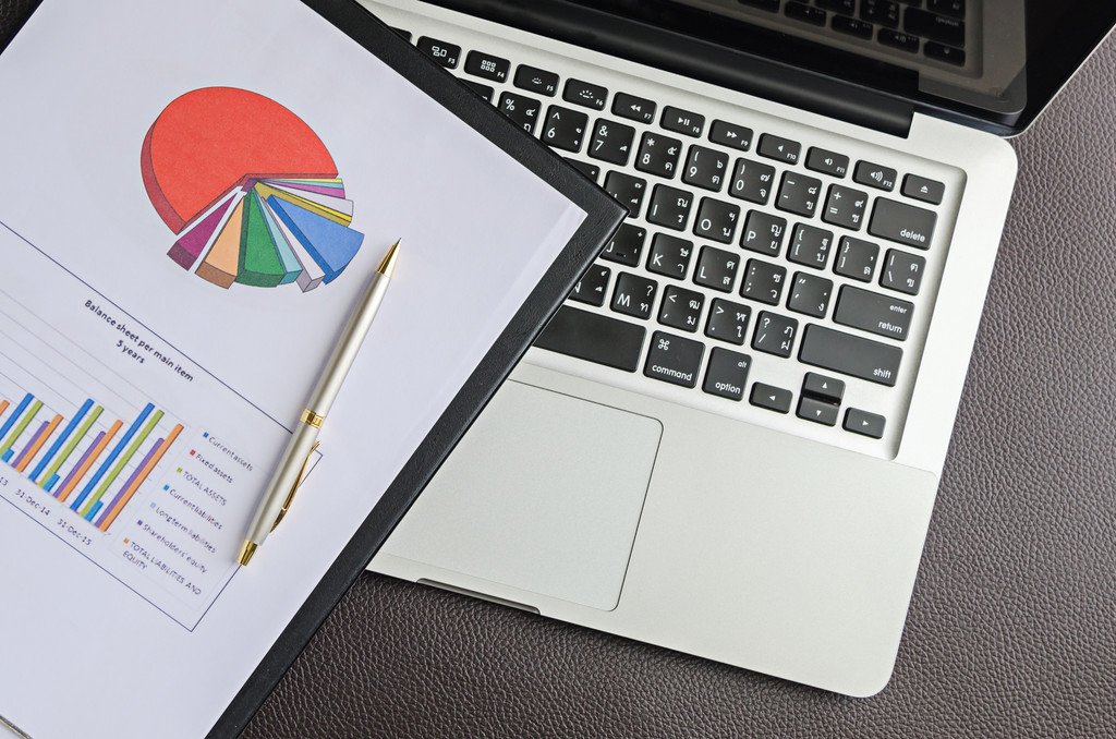 钢笔和笔记本，业务分析图照片