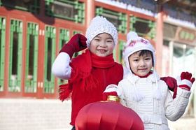 孩子们拿着红灯