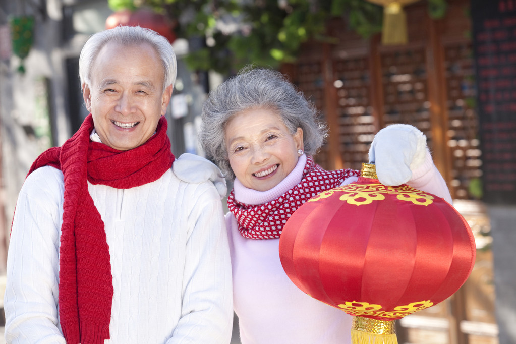 高级夫妇庆祝中国农历新年照片