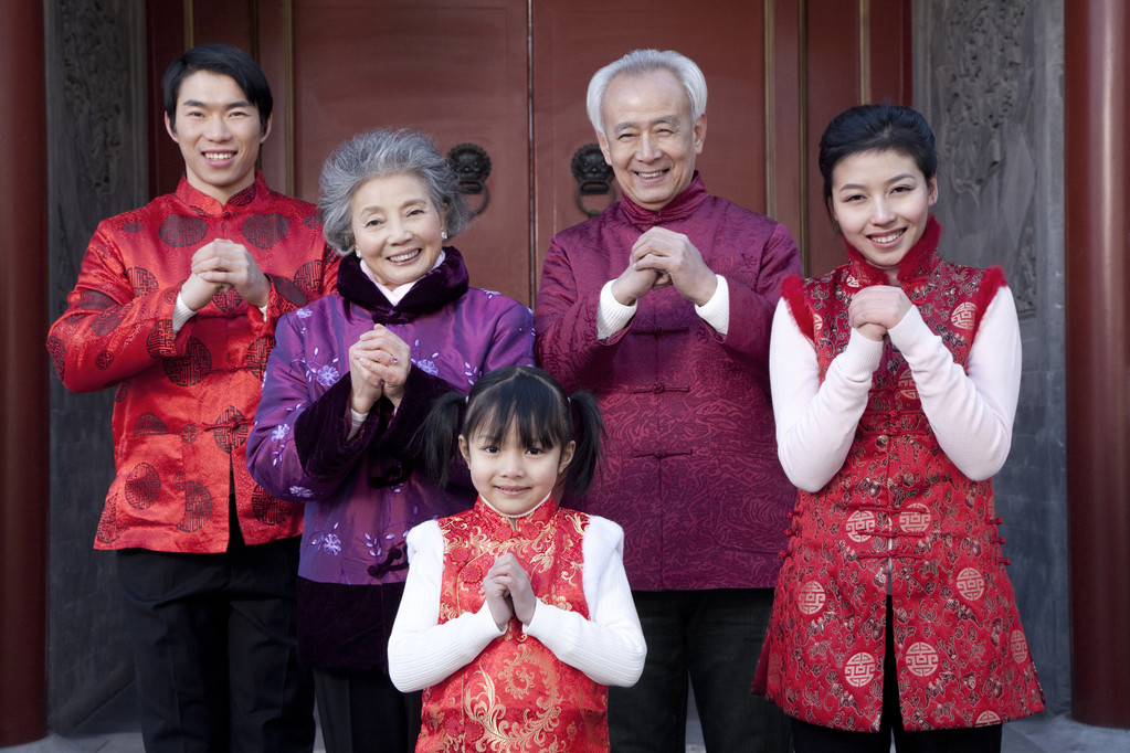 家庭庆祝中国农历新年图片