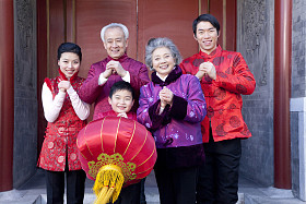 家庭庆祝中国农历新年