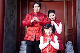 家庭庆祝中国农历新年图片