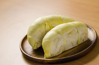 在木盤子里的榴蓮