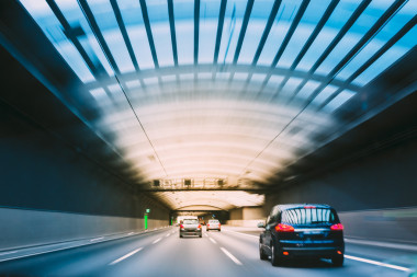 高速公路城市隧道內(nèi)高速行駛的汽車(chē)動(dòng)態(tài)模糊