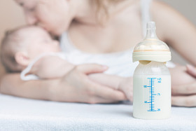 奶瓶里有母乳妈妈抱着宝宝