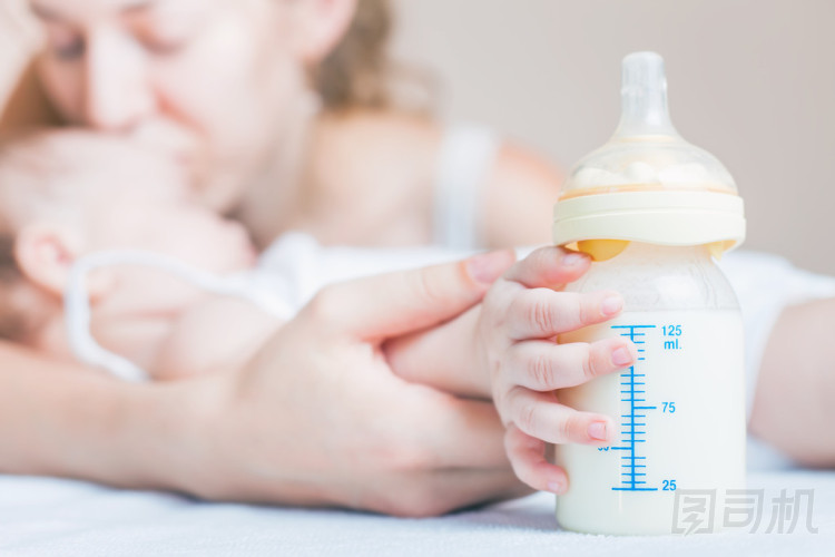 抱著奶瓶的嬰兒