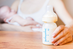 妈妈抱着奶瓶用母乳与规模图片