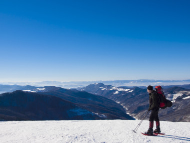 靴子和背包的人穿過(guò)雪.圖片