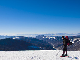 靴子和背包的人穿过雪.图片