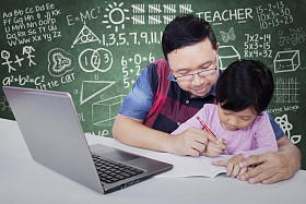 男老师帮助他的学生写图片